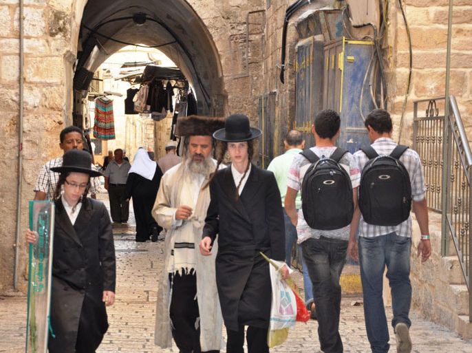 14الجماعات اليهودية والحريديم يتجولون بالبلدة القديمة بطريقهم إلى ساحة البراق