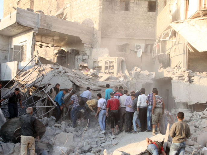 ‪سكان حي المعادي بحلب هبوا رغم القصف المدفعي لمساعدة المحاصرين‬ (الجزيرة نت)