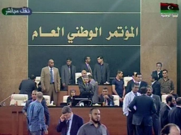 اقتحام محتجين مقر المؤتمر الليبي العام في طرابلس أثناء التصويت على تشكيل الحكومة الجديدة