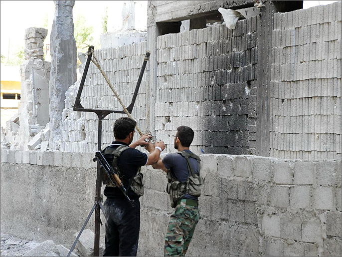 منجنيق طوّره المقاتلون لإلقاء القنابل على القوات النظامية (الجزيرة نت)