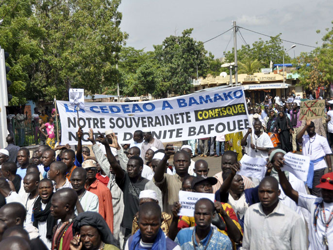 ‪ماليون يتظاهرون في باماكو‬ (الفرنسية)