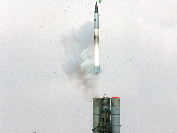 MOS06 - 19990212 - ASTRAKHAN, RUSSIAN FEDERATION : An S-400 missile is launched at the shooting range of Kapustin Yar near Astrakhan, 1150km (720 miles) south of Moscow, Friday 12 February 1999. Russia's air force plans to introduce the S-400 as a new air defense missile, which is currently under testing. EPA PHOTO EPA/STR/IS AP POOL