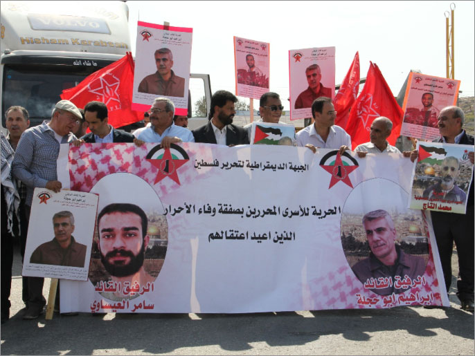 ‪وقفة تضامنية مع الأسرى المحررين الذين أعيد اعتقالهم أمام سجن عوفر‬ (الجزيرة)