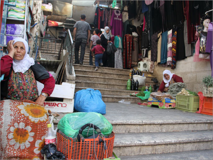 فلسطينيتان تبيعان منتجات منزلية في بيت لحم (الجزيرة نت-أرشيف)