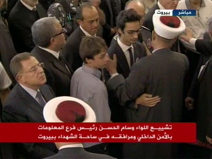 ‪‬ تشييع الجنازة ويبدو رئيس الحكومة الأسبق فؤاد السنيورة إلى اليسار(الجزيرة)