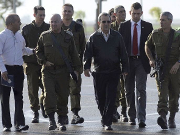 DBU01 - Israel-Gaza Border, -, ISRAEL : Israeli Minister of Defense Ehud Barak (C) is flanked by Israeli army officers during his visit to an army base close to the Isreali-Gaza Strip border on November 13, 2012. Israel launched three air strikes on the Gaza Strip and militants fired a rocket into southern Israel, hours after Gaza groups said they were ready for a ceasefire with the Jewish state. AFP PHOTO/DAVID BUIMOVITCH