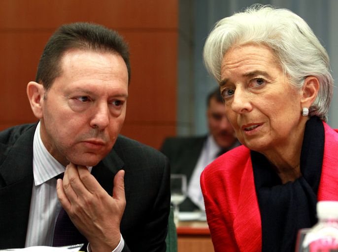 epa03468442 Greek Finance Minister Yannis Stournaras (L) chats with International Monetary Fund (IMF) Managing Director Christine Lagarde at the start of a Eurogroup finance ministers meeting in Brussels, Belgium, 12 November 2012. International lenders have issued a 'positive' report about Greece's reform efforts, Eurogroup chief Jean-Claude Juncker said 12 November ahead of a meeting of eurozone finance ministers due to discuss Athens' next bailout tranche. EPA/OLIVIER HOSLET