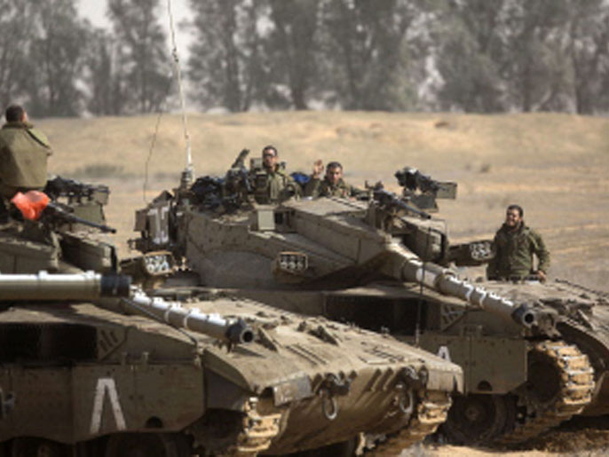 ‪دبابات إسرائيلية على مشارف غزة‬ (الفرنسية)