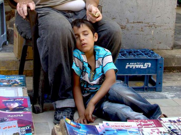 أصغر مصور عراقي في طريقه إلى موسوعة غينيس - تصوير الطفل العراقي قمر هاشم، لحظة تعب وإرهاق التقطتها عدسة قمر هاشم
