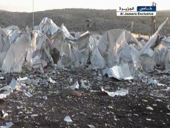 الأضرار التي خلفتها غارات على مخيم للنازحين بإدلب (الجزيرة)