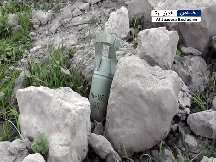 ‪الجيش النظامي يلقي القنابل العنقودية على ريف إدلب‬ (الجزيرة)