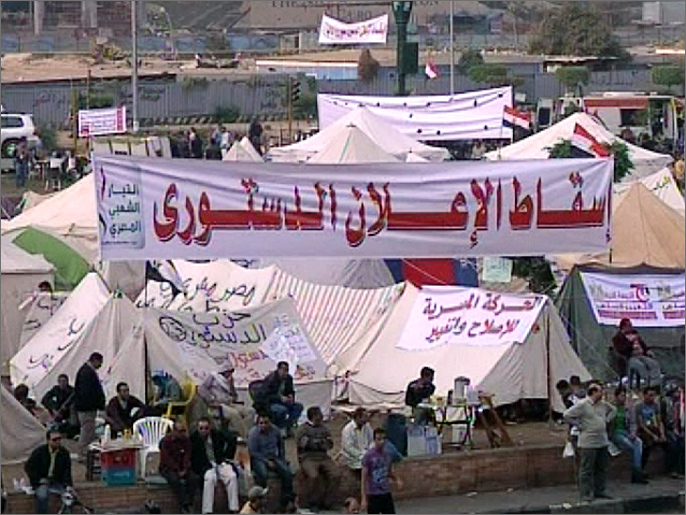معارضو مرسي يعتصمون في ميدان التحرير مطالبين بإسقاط الإعلان الدستوري (الجزيرة)