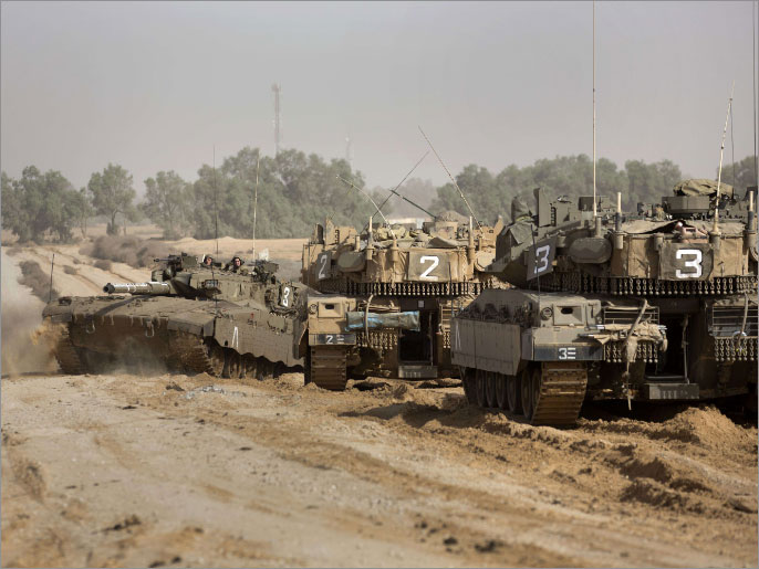 ‪دبابات إسرائيلية قرب الحدود مع قطاع غزة‬ (الفرنسية)