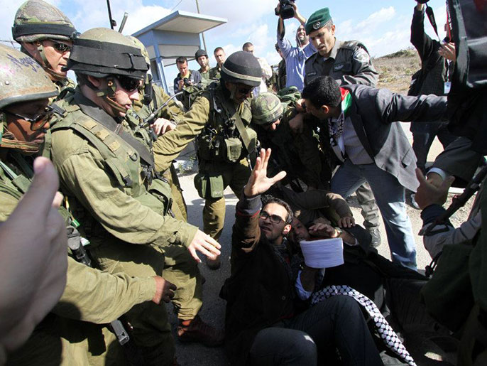 ‪الاحتلال يعتدي على نشطاء فلسطينيين خلال المظاهرة‬ (الجزيرة نت)