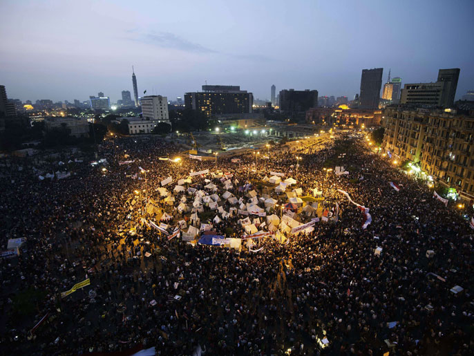 متظاهرو التحرير تجمعوا تحت شعار للثورة شعب يحميها (الفرنسية)