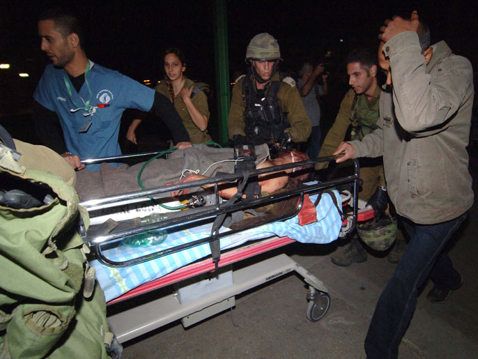 ‪نقل أحد الجنود الإسرائيليين المصابين إلى المستشفى‬ (الفرنسية)