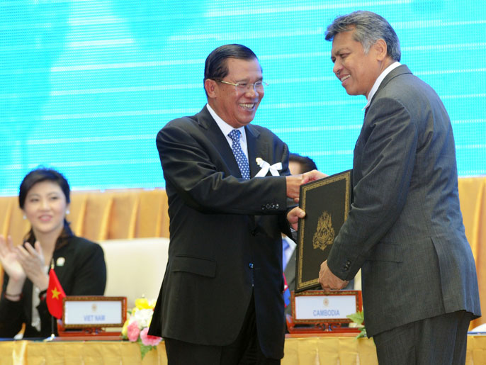 رئيس وزراء كمبوديا هون سين (يسار) أشاد بإنجازات آسيان خلال 45 عاما (الفرنسية)