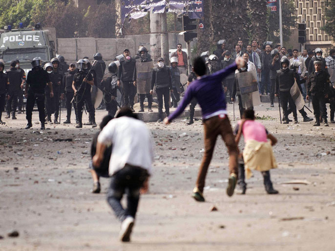 ‪اشتباكات متقطعة في محيط ميدان التحرير‬ اشتباكات متقطعة في محيط ميدان التحرير (الفرنسية)