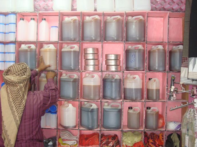 يتم تحضير وجمع العسل بالطريقة التقليدية ويعباء في علب ثم يباع للمستهلك اليمني ويصدر الى الاسواق الخليجية (الجزيرة نت)2