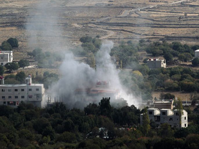 epa03459745 Smoke caused by mortar shelling is seen on the Syrian side of the border on the Golan Heights, near the Israeli village of Alonie Habashan, 06 November 2012. The Israeli army is still on high alert in the area after Syrian tanks entered the demilitarized zone in the Israel-occupied Golan Heights on 03 November. EPA/ATEF SAFADI