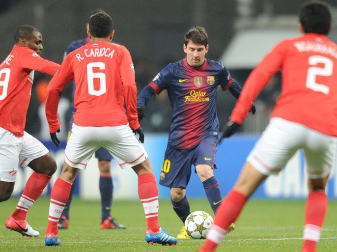 Barcelona football team's forward Lionel Messi (C) vies with Spartak football team's players in Moscow on November 20, 2012, during their UEFA Champions League group G game AFP PHOTO / ALEXANDER NEMENOV