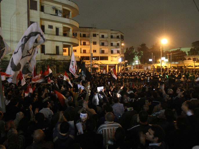 ‪مظاهرة أمام القصر الرئاسي تطالب بإلغاء الإعلان الدستوري‬  (الجزيرة)