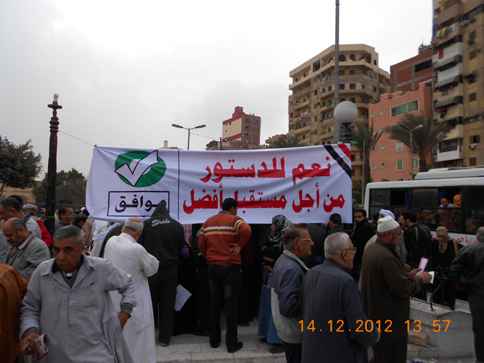 مؤيدو الدستور أمام مسجد عمرو بن العاص (الجزيرة نت)