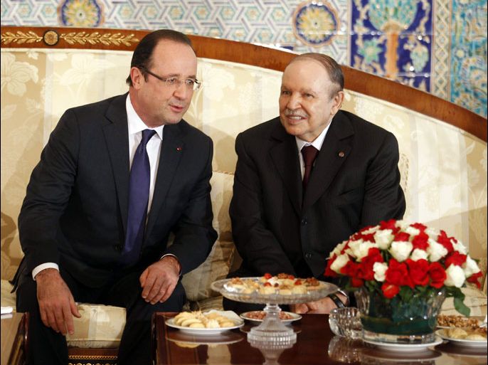 France's President Francois Hollande talks to Algerian President Abdelaziz Bouteflika (R) at Algiers airport December 19, 2012. Hollande is on an official two-day visit to Algeria. REUTERS/Louafi Larbi (ALGERIA - Tags: POLITICS)