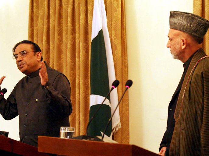 epa01592007 Pakistani President Asif Zardari (L), and his Afghan counterpart Hamid Karzai (R) talk to media during a joint press conference in Kabul, Afghanistan, 06 January 2009. Pakistani President Asif Ali Zardari arrived on a one-day visit to Afghanistan on 06 January, to hold talks with Afghan President Hamid Karzai on ways to combat Taliban-led militants active in both South-Asian nations. EPA/S. SABAWOON