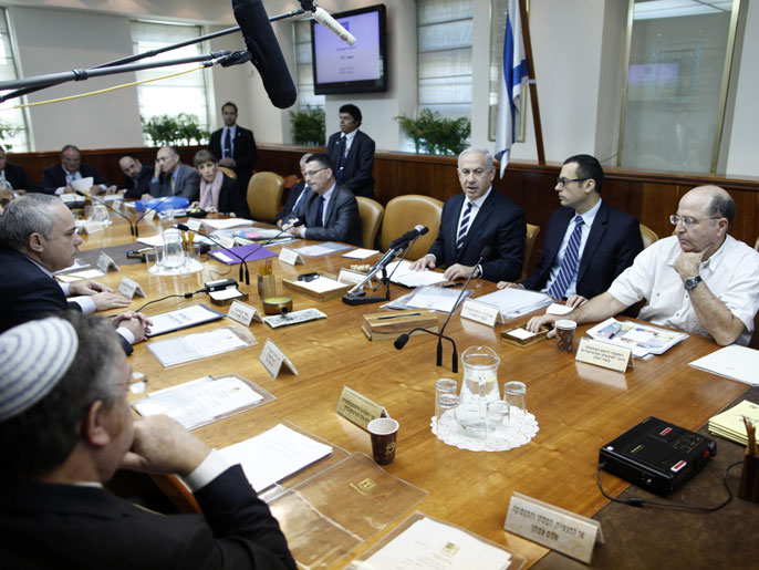 حكومة نتنياهو أثناء اجتماعها الأسبوعي الأحد لمعاقبة الفلسطينيين (الفرنسية)