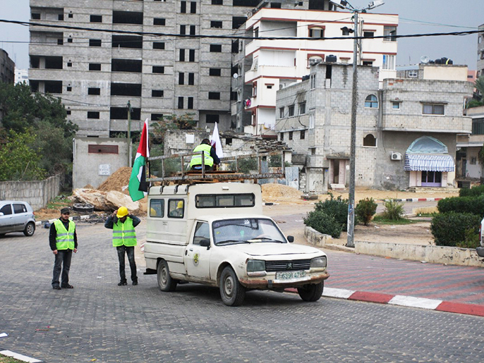عمال فلسطينيون يستعدون للبدء في العمل في تعبيد أول شارع شملته المنحة القطرية
