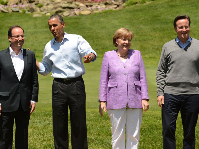 epa03225852 President of France Francois Hollande (L), US President Barack Obama (2-L), Chancellor of Germany Angela Merkel (2-R) and Prime Minister of the United Kingdom David Cameron (R) join leaders during the family photo of the G8 Summit at Camp David, the presidential retreat near Thurmont, Maryland, USA, 19 May 2012. The world's Group of Eight leading industrial nations (G8) meet at Camp David to discuss the European debt crisis, the global economy and security issues. EPA/MICHAEL REYNOLDS