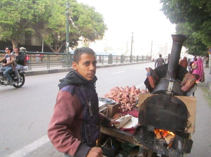 بائع البطاطا تضرر من تعليق الاعتصام في ميدان التحرير-تقرير عن فقراء مصر في ظل المعركة السياسية