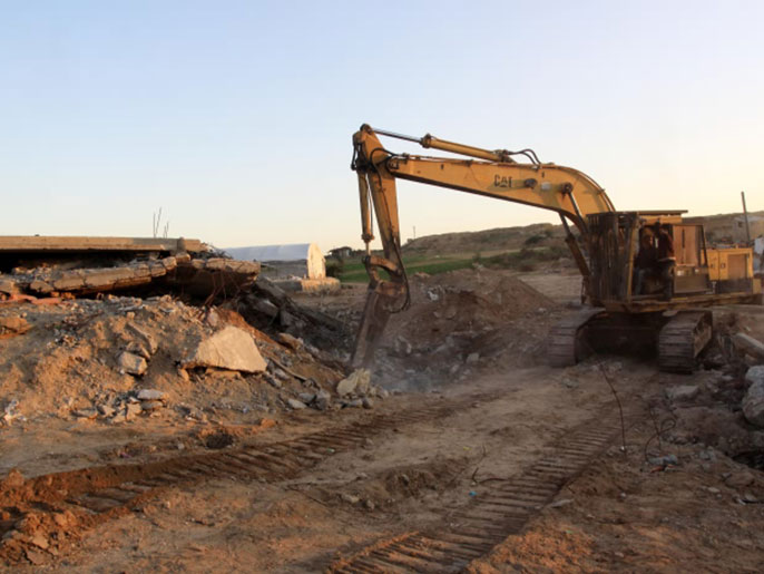 جهود ذاتية للحكومة بغزة لإزالة المباني التي دمرت في حرب 2008 (الجزيرة نت-أرشيف)