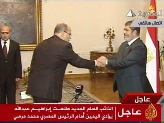 النائب العام طلعت إبراهيم يصافح الرئيس المصري بعد أدائه اليمين الدستورية (الجزيرة)