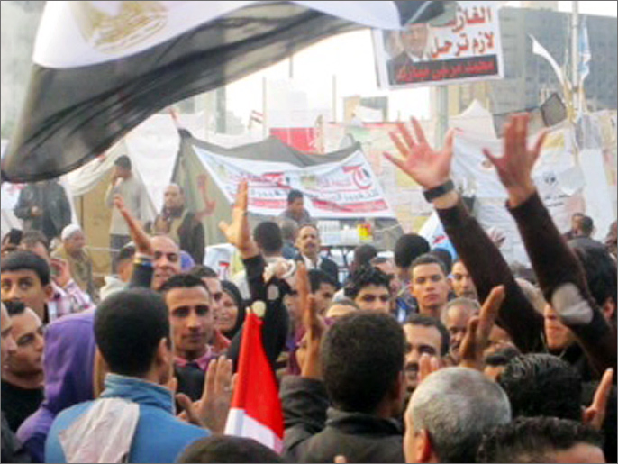 مسيرة طافت ميدان التحرير للتنديد بالإعلان الدستوري (الجزيرة)