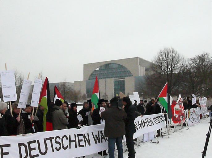 مظاهرة مناوئة لنتنياهو خلال زيارته الأخيرة لبرلين عام 2010. الجزيرة نت.jpg