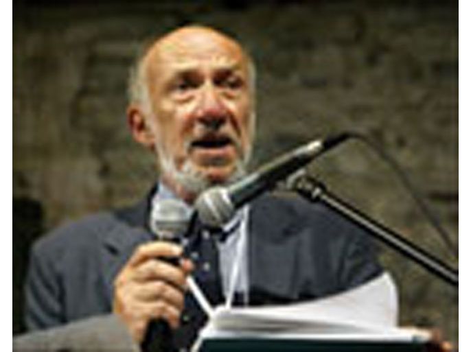 afp : (files) in a file picture dated july 24, 2005, us professor richard falk, gives a speech at the opening sof the world tribunal on iraq in istanbul. israel has turned back (الفرنسية)