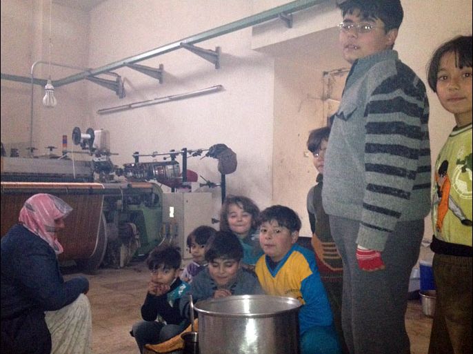 أسرة في مصنع ماهول