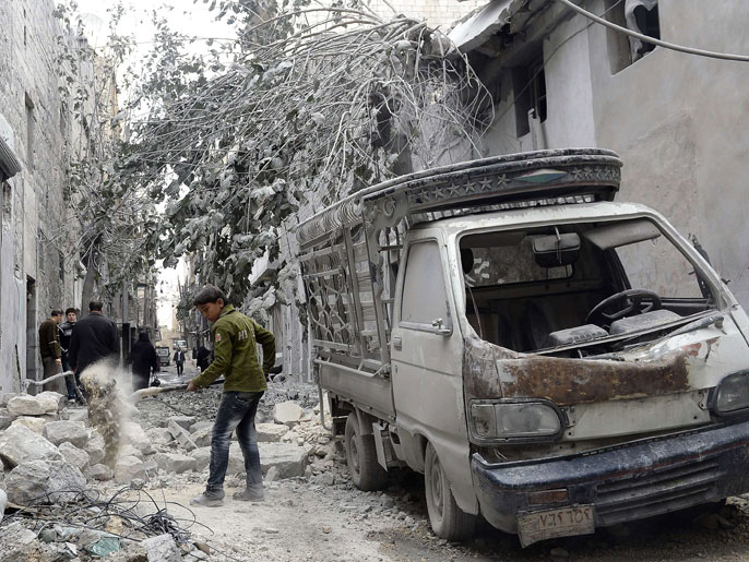 دمار واسع في حلب جراء القصف من جانب القوات النظامية (الفرنسية)