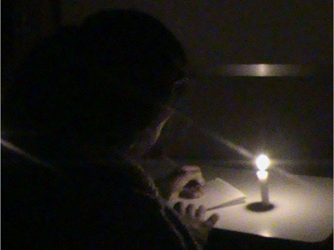 تقرير : صفوف دراسية على ضوء الشموع بسوريا - الكهرباء مقطوعة عن المركز معظم الوقت والتلاميذ يدرسون على ضوء الشموع.
