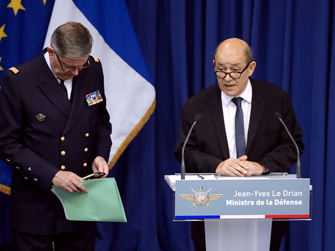 French Defense Minister Jean-Yves Le Drian (R) gestures during a press conference on January 12, 2013 in Paris. Le Drian said that a French pilot was killed on January 11 during a helicopter raid to prevent Islamist groups controlling northern Mali from advancing toward the capital Bamako. The raid was carried out to support Mali ground troops in the battle for the key town of Kona. Backed by French air power, Malian troops on January 11 unleashed an offensive against Islamist rebels who, having seized control of the north of the country in March last year, were threatening to push south. AFP PHOTO / KENZO TRIBOUILLARD
