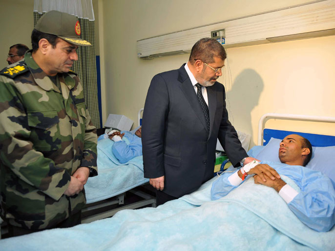 مرسي عيّن السيسي وزيرا للدفاع في أغسطس/آب 2012 والسيسي عزله  في يوليو/تموز 2013 (الفرنسية)