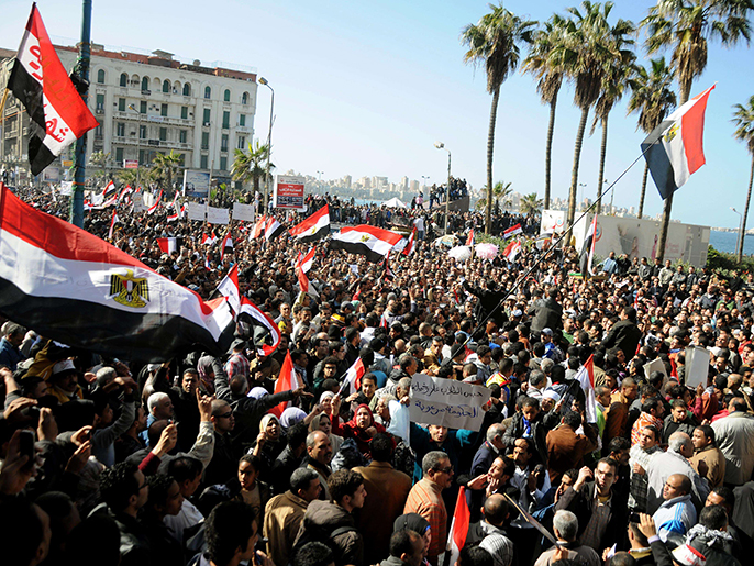 ‪حشود غفيرة بالإسكندرية تحتفي بالذكرى الثانية لثورة 25 يناير‬ (الفرنسية)