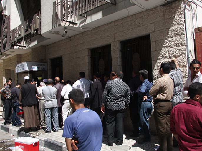 مواطنيين أمام احد البنوك في قطاع غزة