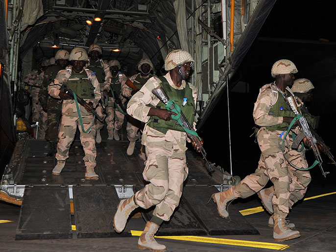 ‪قوات نيجيرية وصلت إلى مطار باماكو قبل يومين‬ (الفرنسية)