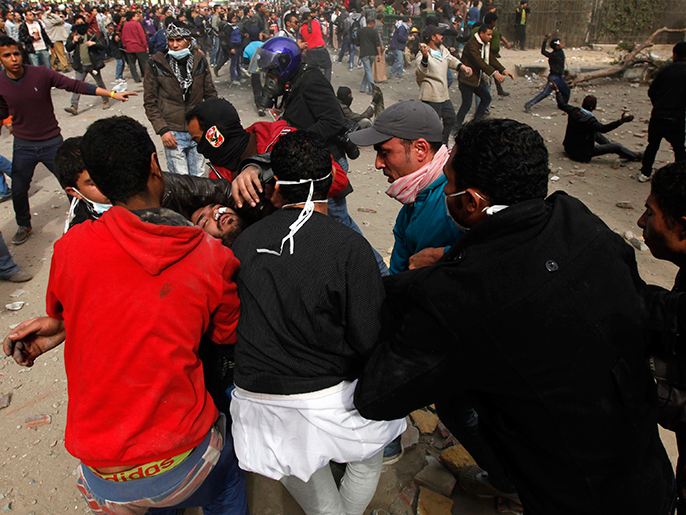 ‪الاحتفالات بالذكرى الثانية لثورة 25 يناير بالقاهرة شهدت بعض الاشتباكات مع رجال الأمن‬ (الفرنسية)