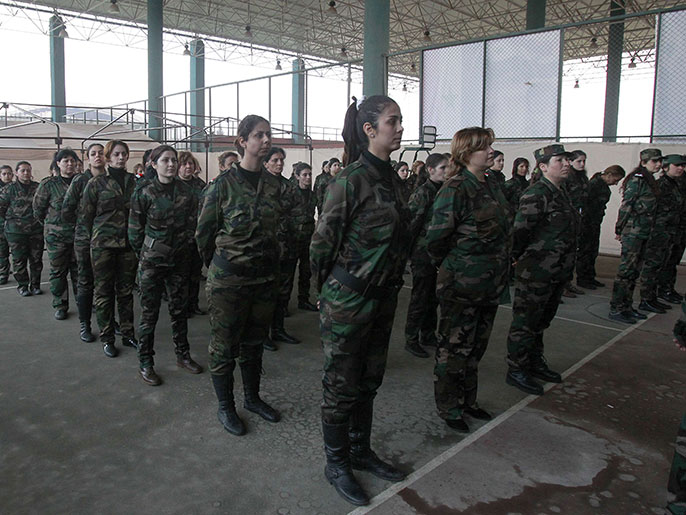‪مجموعة من النساء ضمن التنظيم شبه العسكري الذي شكله النظام السوري‬ (الفرنسية)