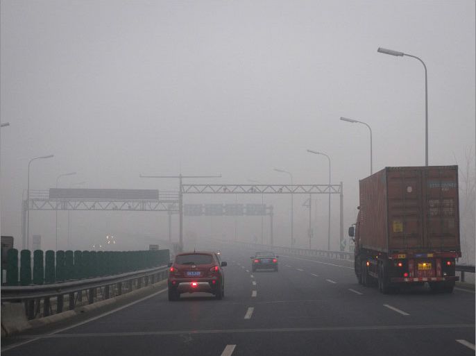 epa03560124 Heavy smog is seen at an expressway in the suburbs of Beijing, China, 29 January 2013. East, central and northern China are all suffering from hazardous levels of PM2.5 air pollution which is beyond the upper end of the scale of the US and WHO standard measurement systems. EPA/ADRIAN BRADSHAW