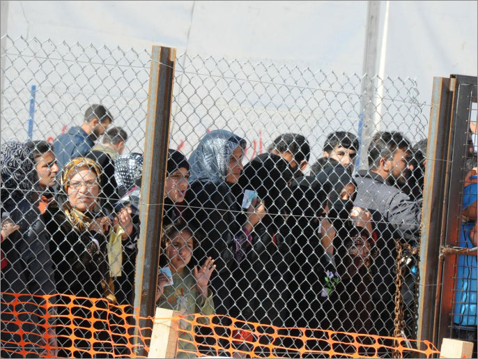 ‪لاجئون سوريون بمخيم الزعتري ينتظرون استلام مساعدات دولية‬ (الجزيرة نت)